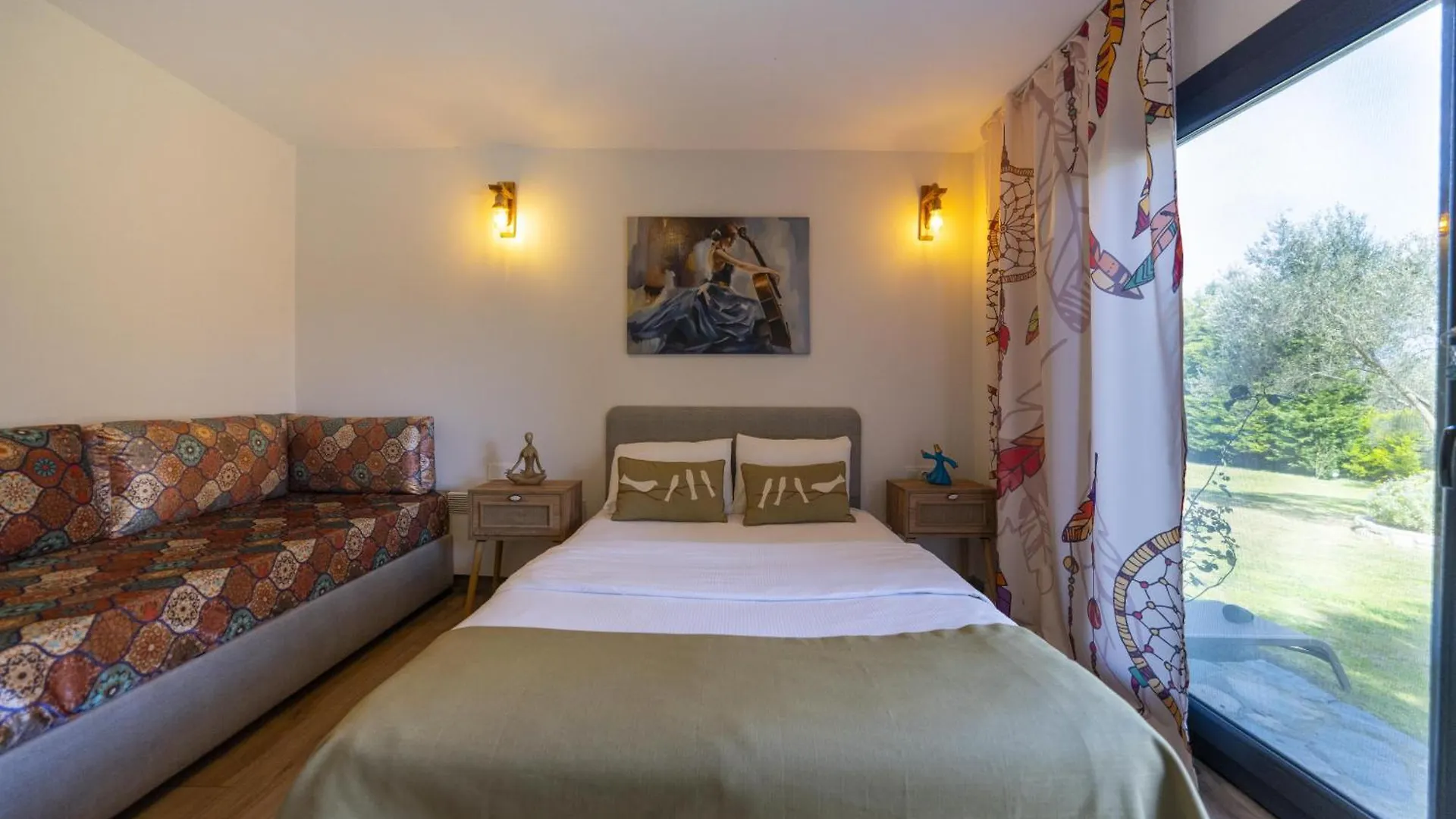 Bir Dem Urla Otel 0*,